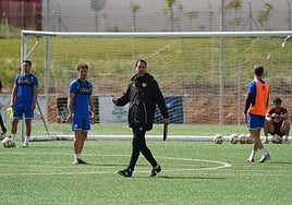 Acciari dando instrucciones a sus jugadores durante la sesión de este martes en el anexo al Reina Sofía.