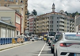 Imagen del accidente en la carretera de Salamanca, a la altura de la calle Gibraleón.