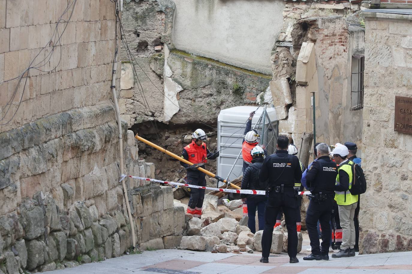 Así ha sido el rescate de los dos trabajadores atrapados bajo los cascotes tras la caída de un muro en Tentenecio