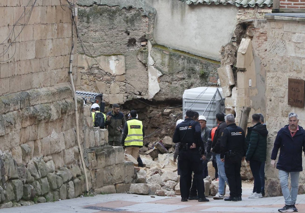 Así ha sido el rescate de los dos trabajadores atrapados bajo los cascotes tras la caída de un muro en Tentenecio