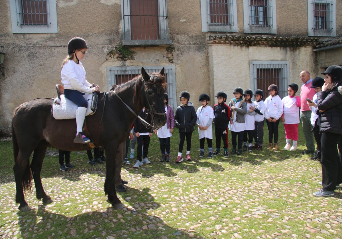 A caballo, como premio por su arte