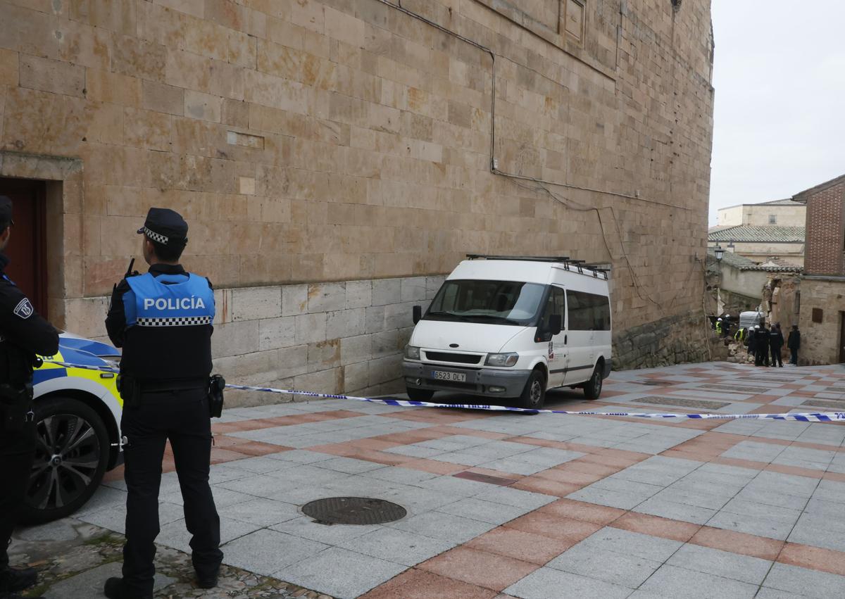 Imagen secundaria 1 - Rescatados y trasladados al Hospital dos trabajadores atrapados bajo un muro derrumbado en la calle Tentenecio