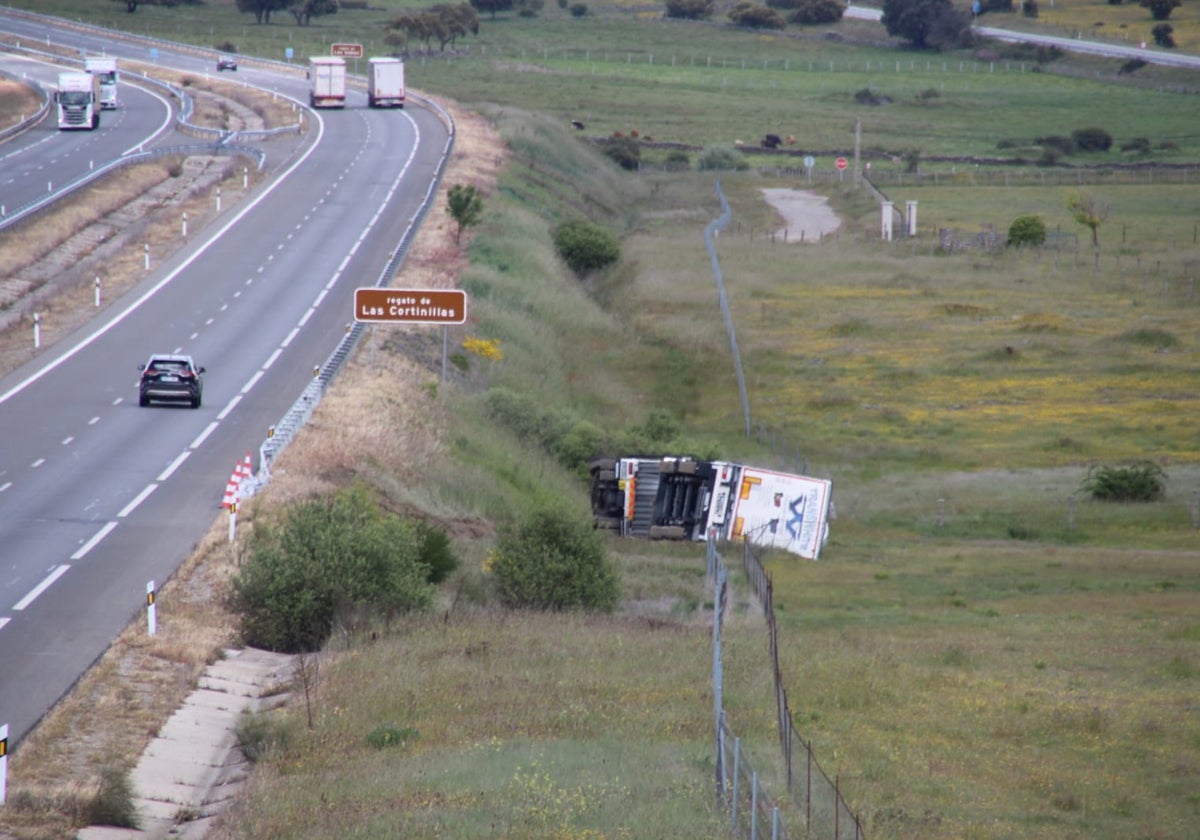 Herido un camionero tras sufrir un espectacular vuelco en la A-66, entre Montejo y Pizarral
