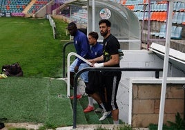 Souley, Villapalos y Villanueva, saltando al césped del Helmántico en un entrenamiento.