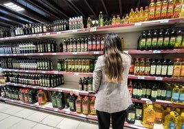 Una mujer comprando en un supermercado.