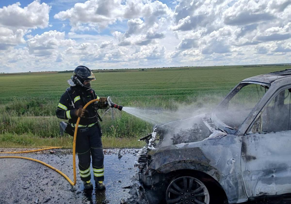 Gran movilización por el aparatoso incendio de un coche en Cotanes (Zamora)