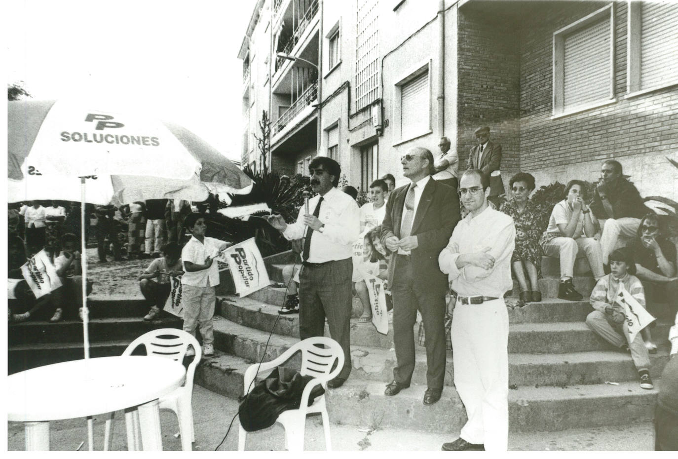Javier Iglesias aparece junto a Dionisio Holgado, el alcalde vigente popular de Ciudad Rodrigo, y Gonzalo Saiz, candidato a la presidencia de la Diputación Provincial en un acto de campaña electoral de mayo de 1995 en el barrio del Valle de San Martín. 