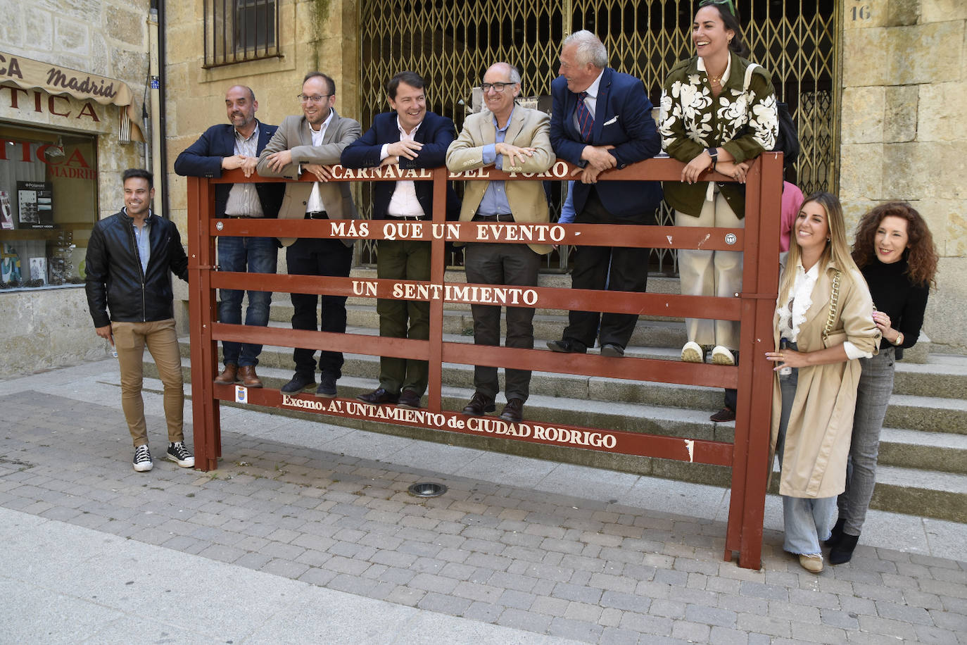 En la imagen aparece en la campaña electoral a las Elecciones Municipales de mayo de 2023 en la aguja que promociona durante el año el Carnaval del Toro, junto a Alfonso Fernández Mañueco y Marcos Iglesias, candidato a la alcaldía, entre otros.