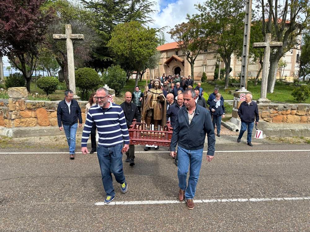 Procesión con San Isidro en Cantalapiedra
