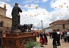 Bailes tradicionales durante el ofertorio a San Isidro, en Cabrillas.