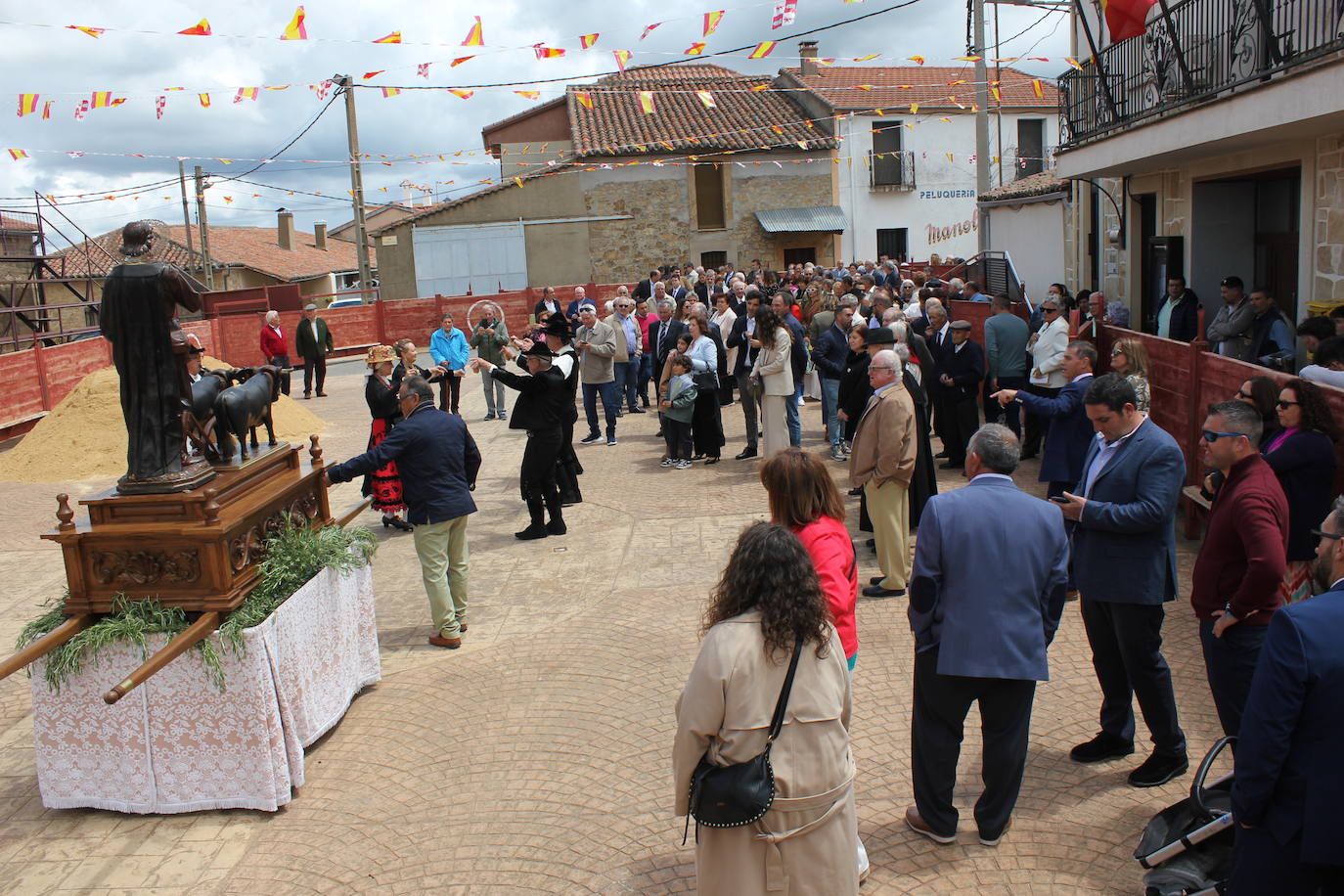 Cabrillas bendice los campos de la mano de San Isidro en el inicio del programa festivo