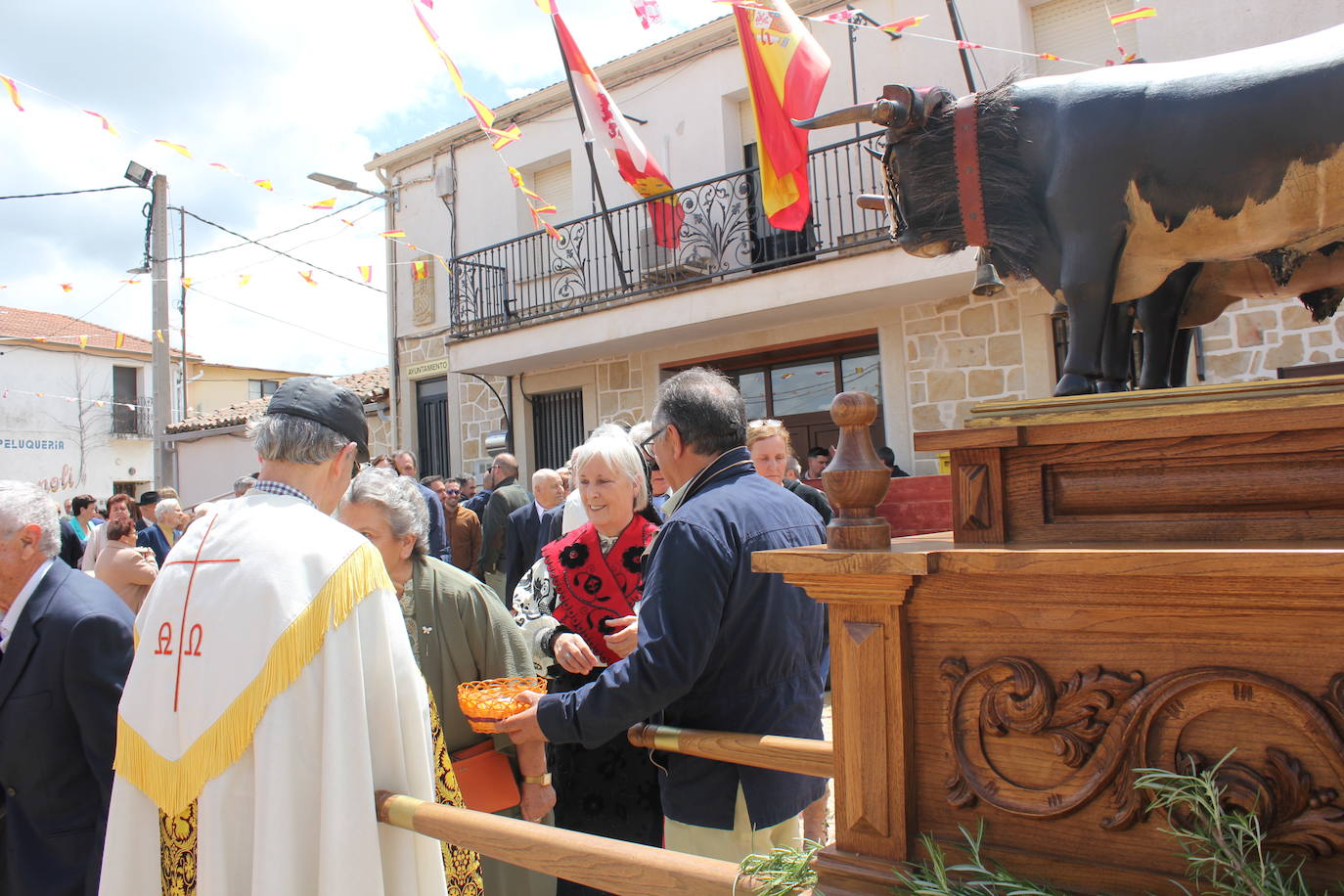 Cabrillas bendice los campos de la mano de San Isidro en el inicio del programa festivo