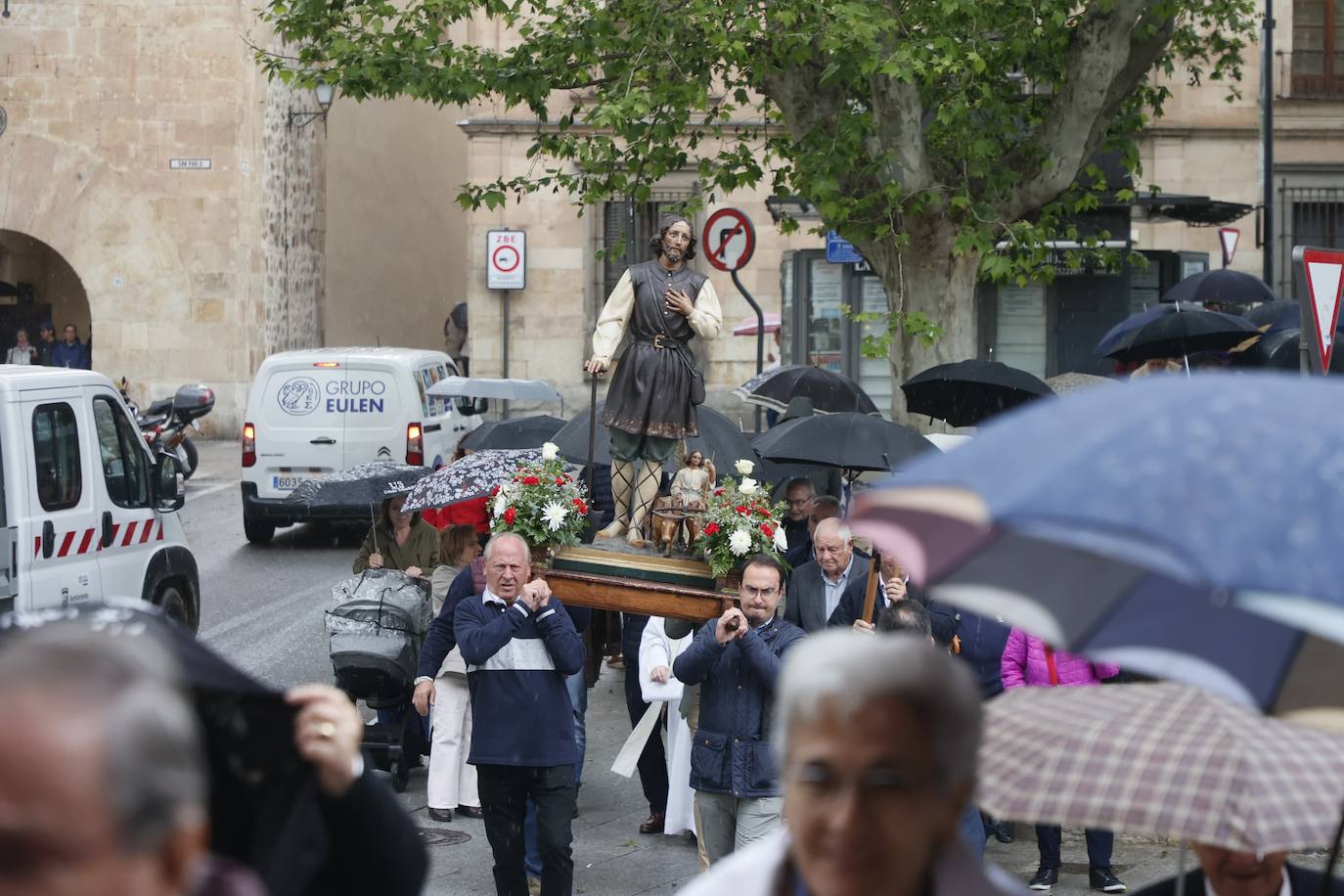 Hasta a San Isidro le sobró lluvia