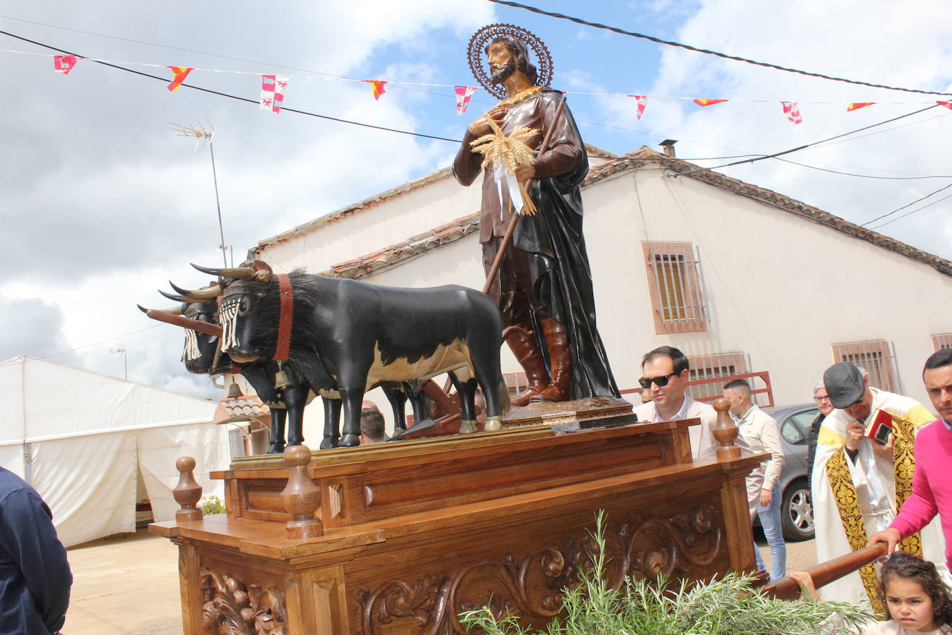Cabrillas bendice los campos de la mano de San Isidro en el inicio del programa festivo