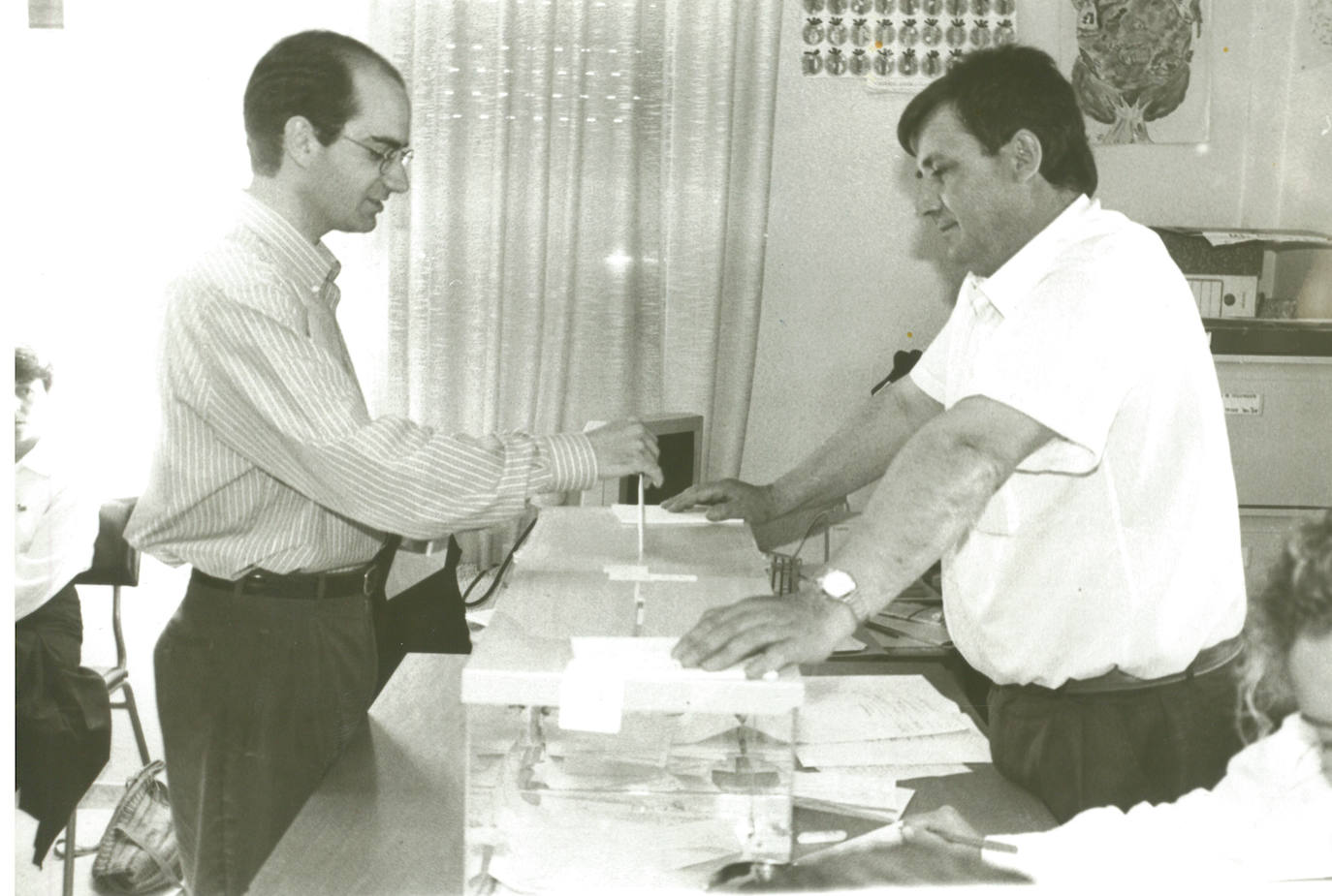 Javier Iglesias deposita su voto en las municipales del 28 de mayo de 1995. El Partido Popular logró el triunfo por 909 votos y 2 concejales sobre el PSOE. 