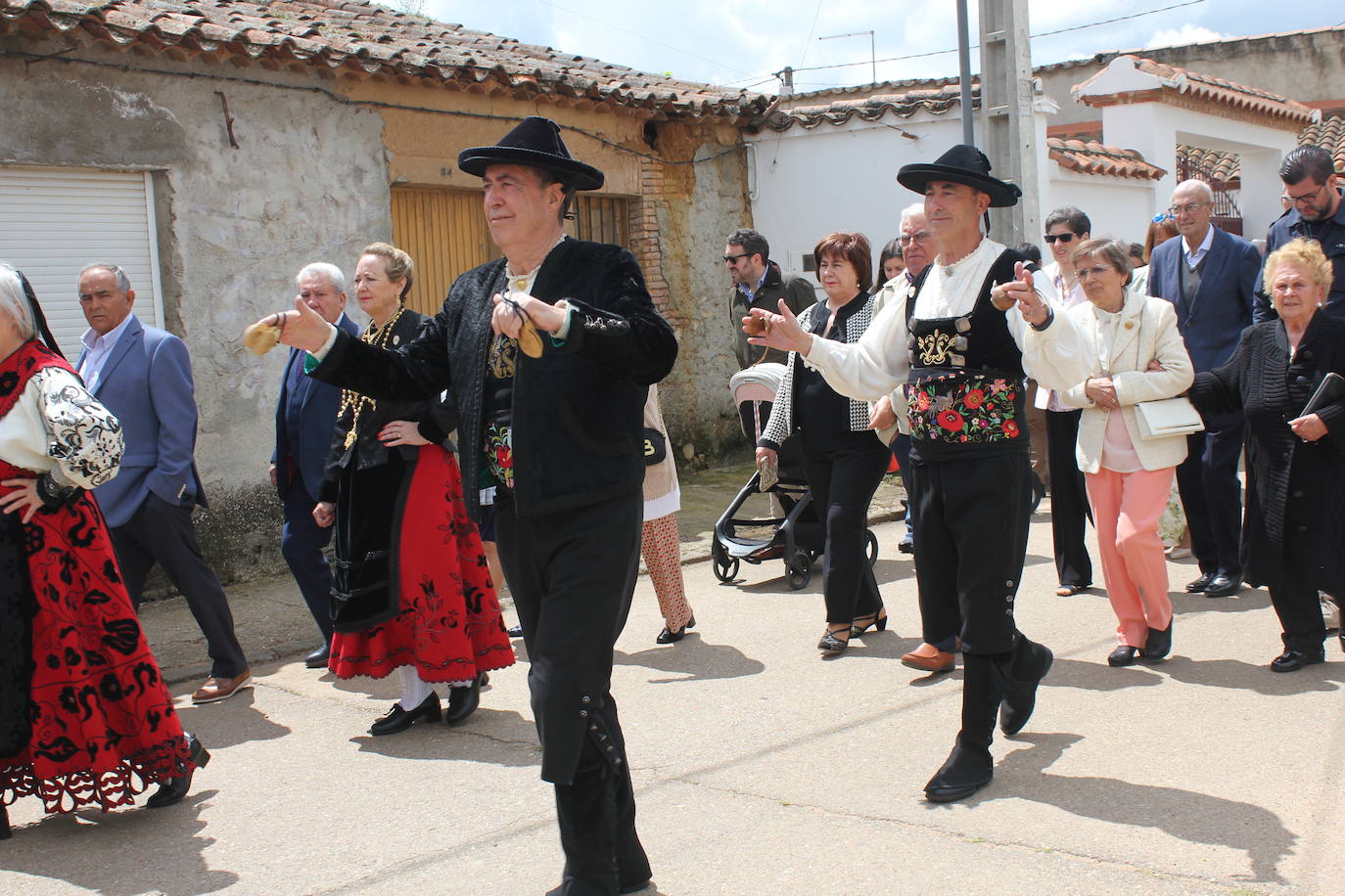 Cabrillas bendice los campos de la mano de San Isidro en el inicio del programa festivo