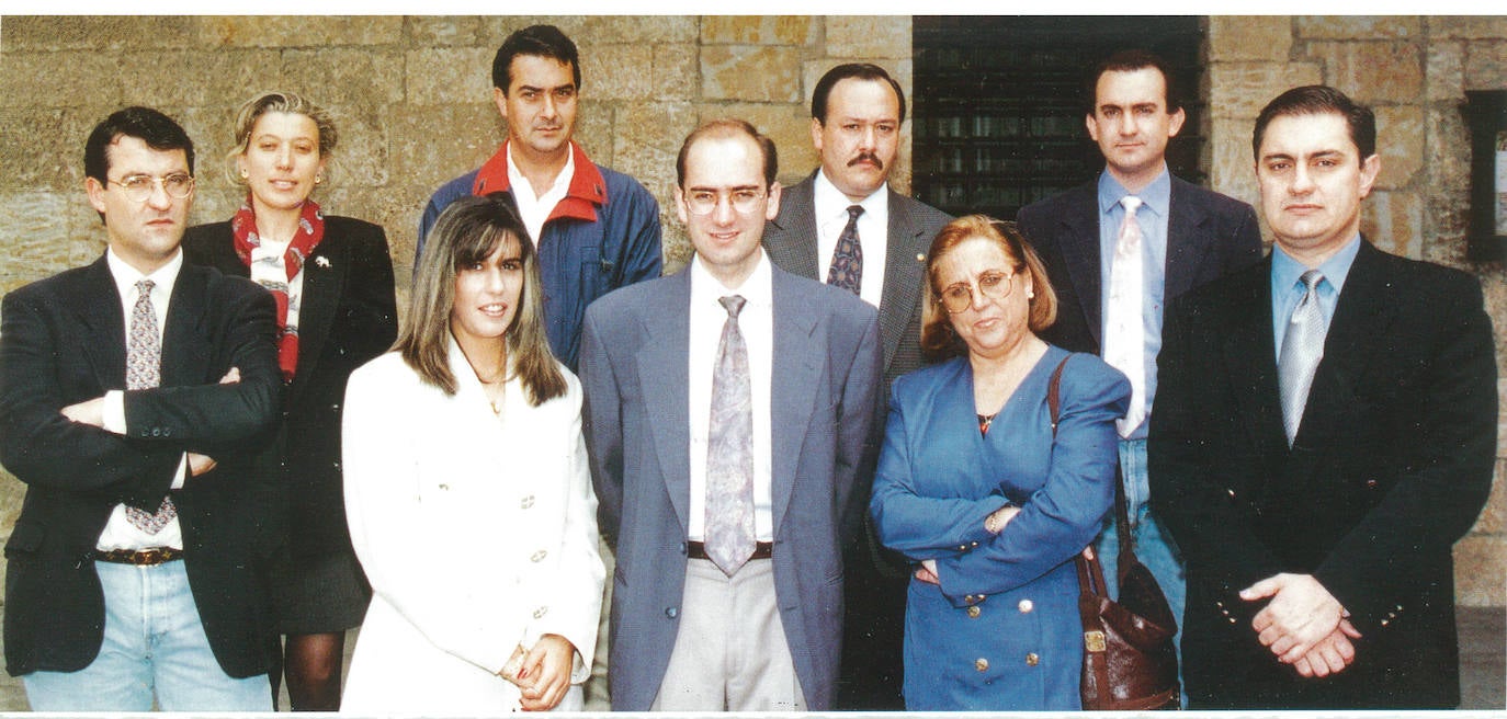 En ese mismo año de 1995 lideró la candidatura del Partido Popular al Ayuntamiento de Ciudad Rodrigo en las elecciones municipales del 28 de mayo. En la foto aparece con parte de su equipo.