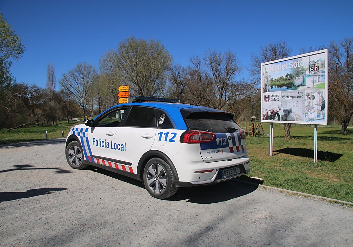 Un vehículo de la Policía Local de Santa Marta de Tormes en la Isla del Soto.