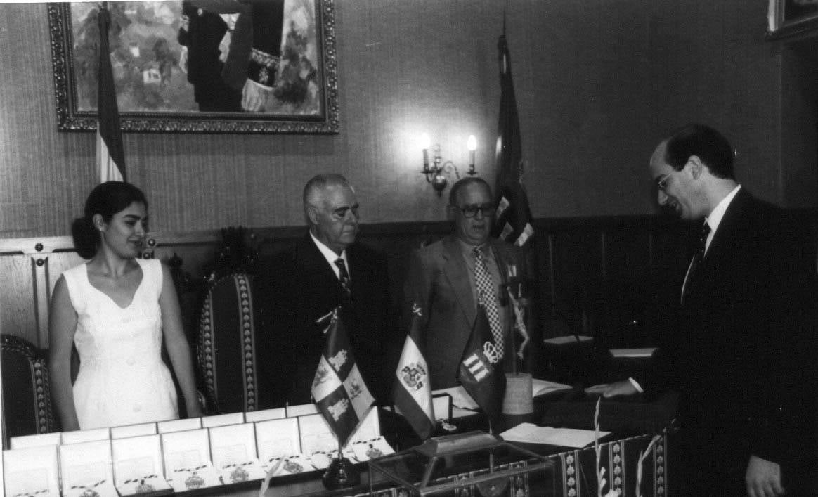 En las Elecciones Municipales de junio de 1999 obtuvo un triunfo rotundo en las urnas, ganando por más del doble de votos al PSOE y consiguiendo 11 concejalías de las 17 que estaban en juego. El 3 de julio tomó posesión como alcalde.