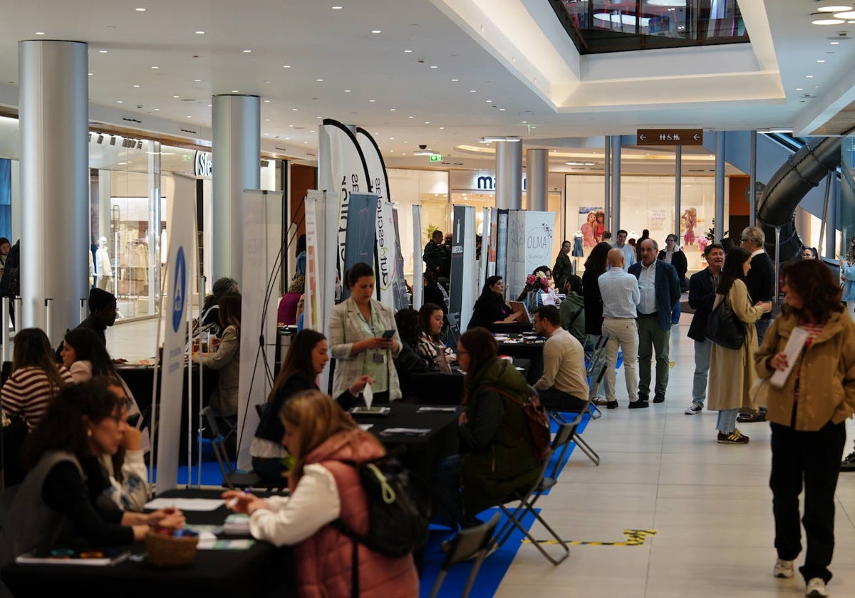 Empresas y demandantes de empleo en la III Feria de Empleo en el CC El Tormes.