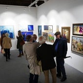 Visitantes observando las obras de la exposición.