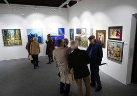 Visitantes observando las obras de la exposición.