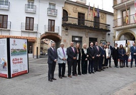 Representantes de los diferentes municipios en la plaza Mayor de Alba de Tormes.