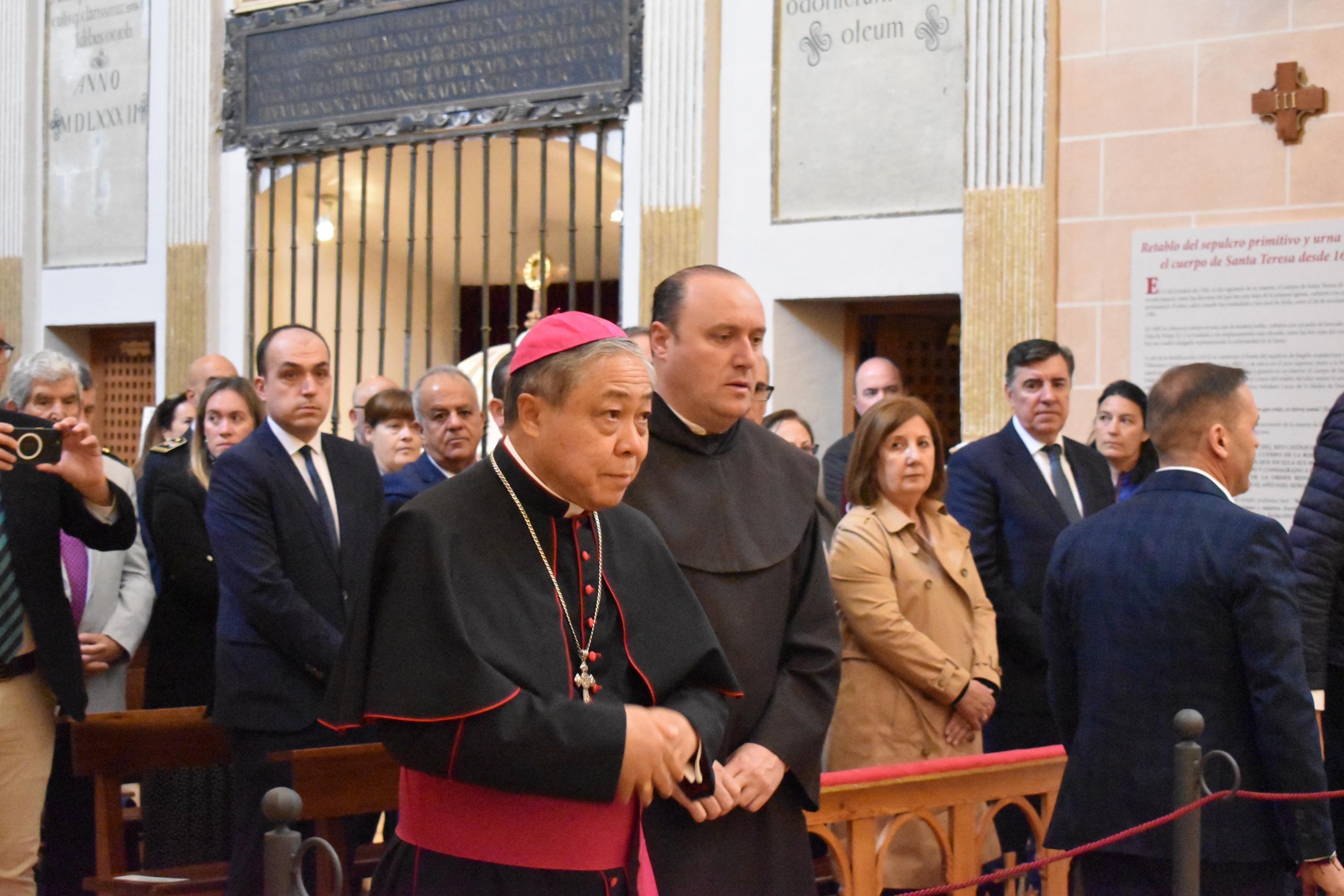 El nuncio del papa honra a Santa Teresa en Alba de Tormes: «No habría podido faltar a esta gran ocasión»