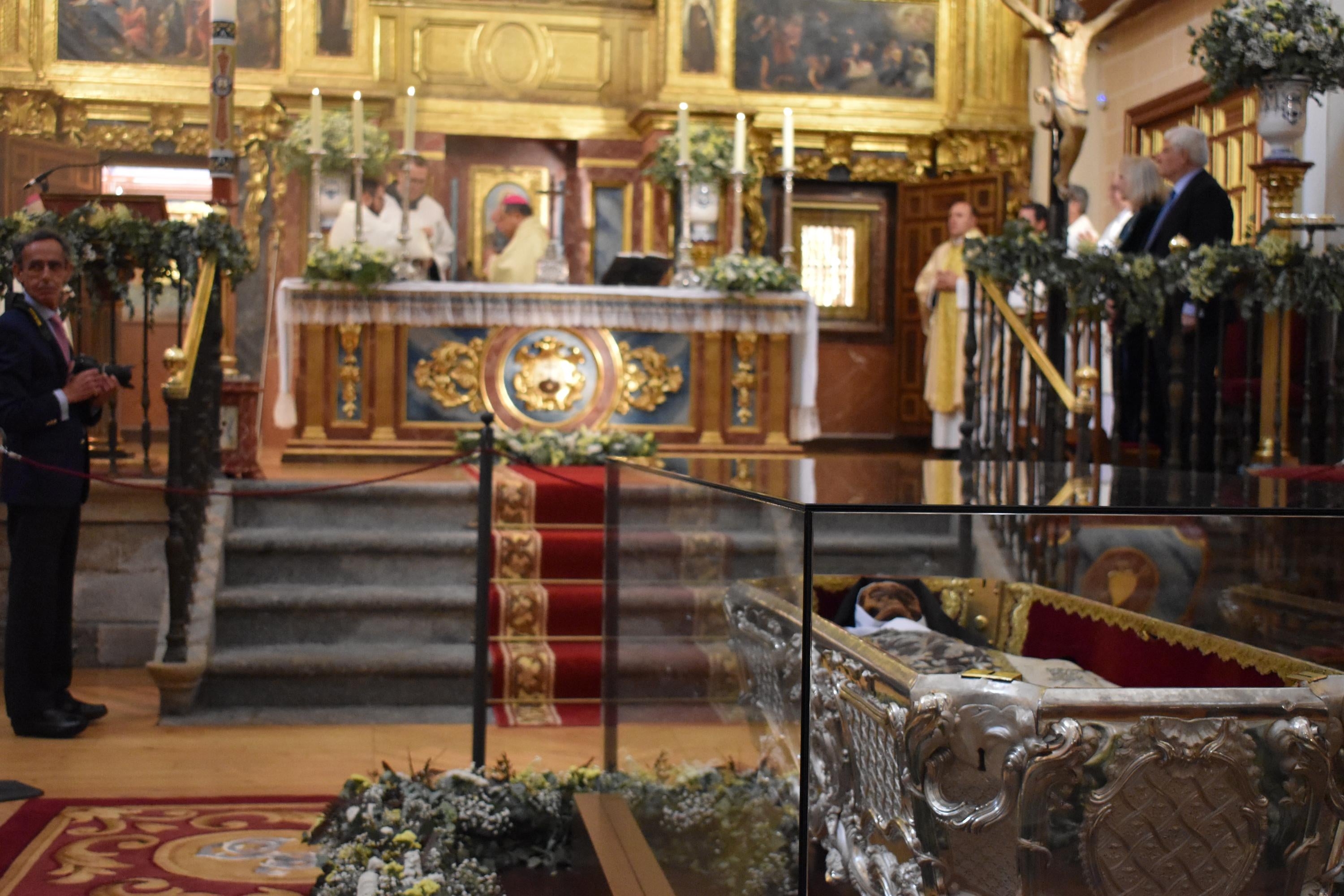 El nuncio del papa honra a Santa Teresa en Alba de Tormes: «No habría podido faltar a esta gran ocasión»