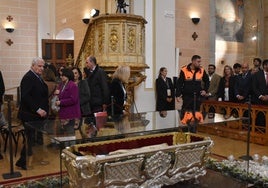 El duque de Alba junto al cuerpo de Santa Teresa.