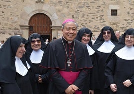 El nuncio del papa con un grupo de religiosas de Ávila.