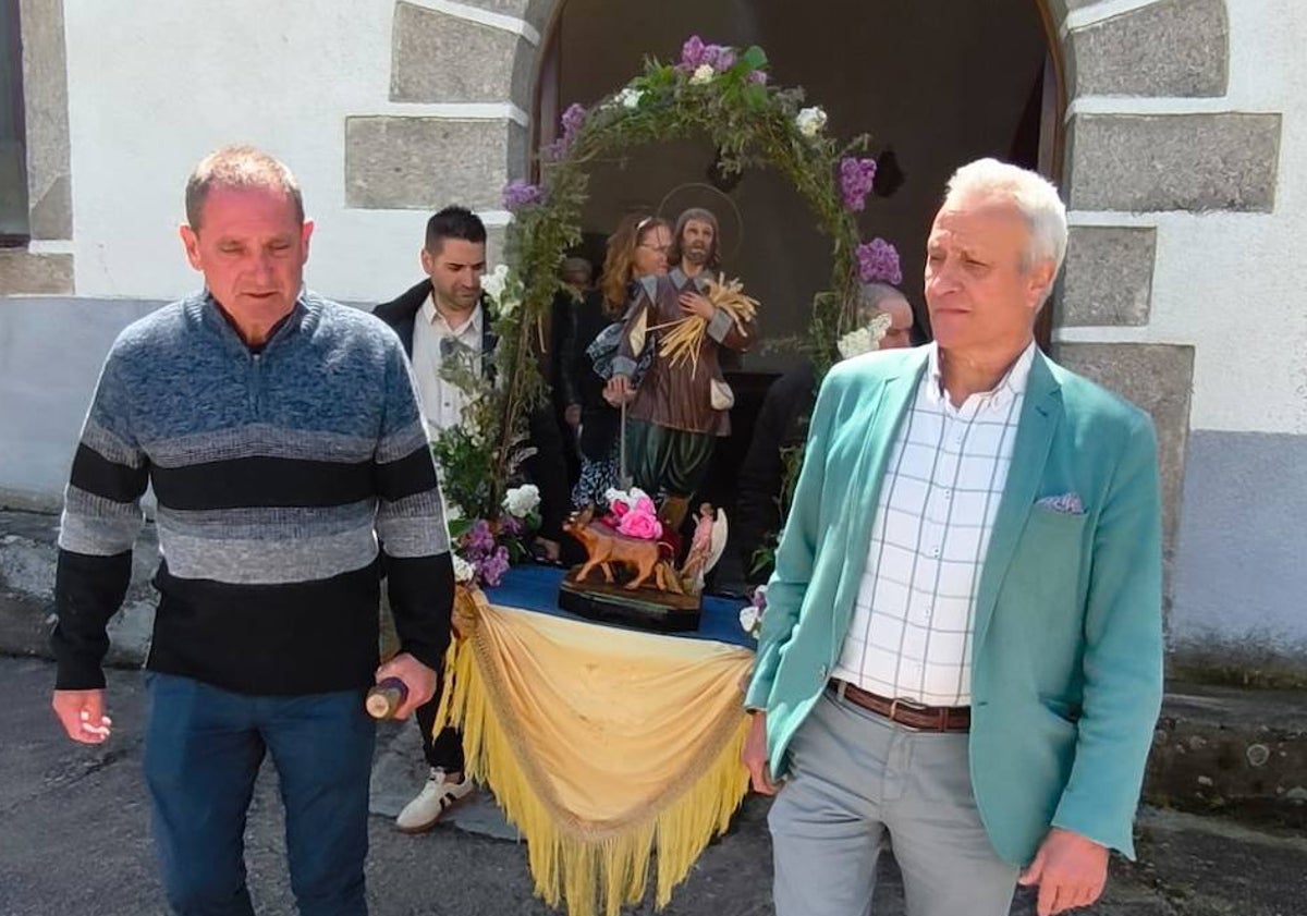 Imagen principal - El párroco también llevó la imagen de San Isidro en la procesión.