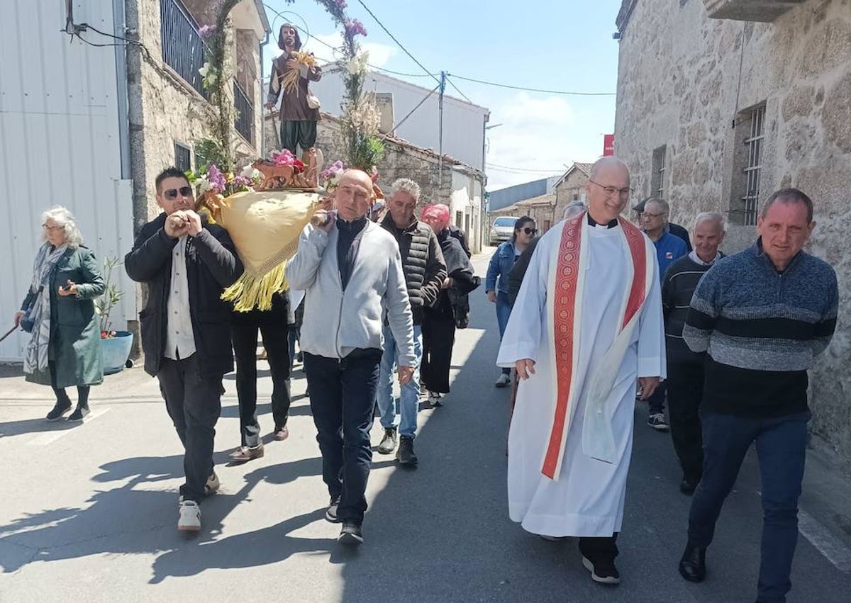 Imagen secundaria 1 - El párroco también llevó la imagen de San Isidro en la procesión.