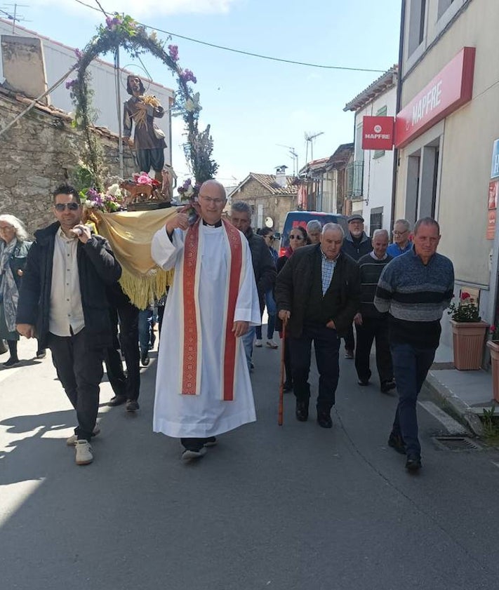Imagen secundaria 2 - El párroco también llevó la imagen de San Isidro en la procesión.