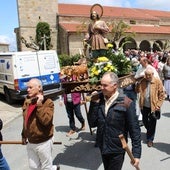 Salida de la imagen de San Isidro para celebrar la procesión en Cespedosa de Tormes.