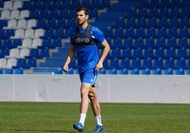 El jugador de Unionistas Carlos de la Nava durante la sesión de entrenamiento de ayer en el estadio Reina Sofía.