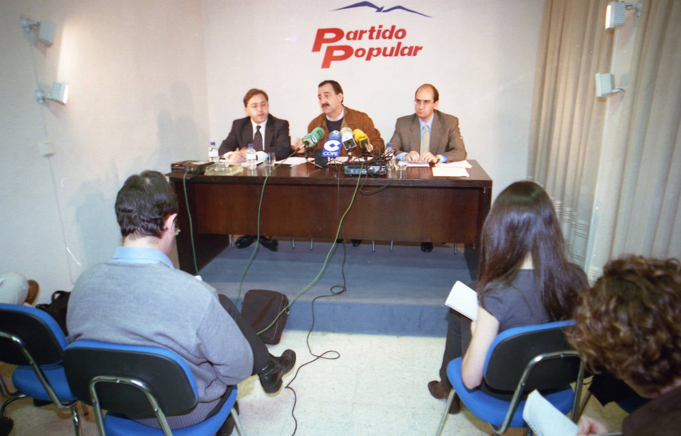 Durante toda su carrera política, también ha ocupado cargos de gestión en su propio partido. En la foto, de marzo de 1999, aparece junto a Félix Colsa y Julián Lanzarote, como miembros de la ejecutiva. Posteriormente, desde el 2008 a 2023 fue el presidente provincial del PP. 