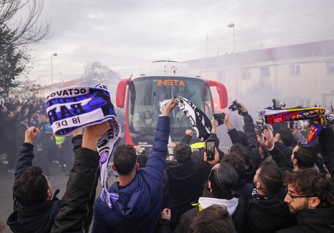 La afición de Unionistas recibe a sus jugadores antes de una cita.