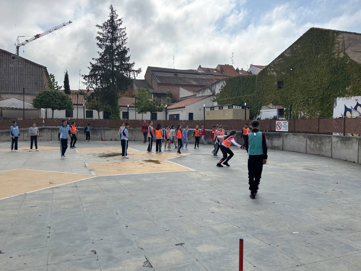 Todos los centros educativos de Peñaranda unidos por primera vez en el día de la Educación Física en la Calle