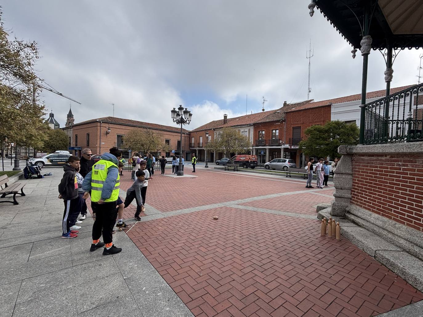 Todos los centros educativos de Peñaranda unidos por primera vez en el día de la Educación Física en la Calle