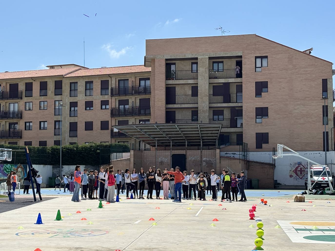 Todos los centros educativos de Peñaranda unidos por primera vez en el día de la Educación Física en la Calle