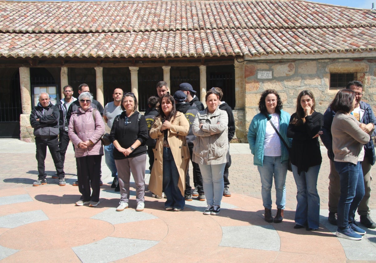 Imagen principal - Carbajosa rinde homenaje a la Guardia Civil en la fachada principal de su Casa Consistorial