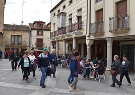Turistas paseando por la plaza Mayor de Alba de Tormes y en las terrazas de los bares.