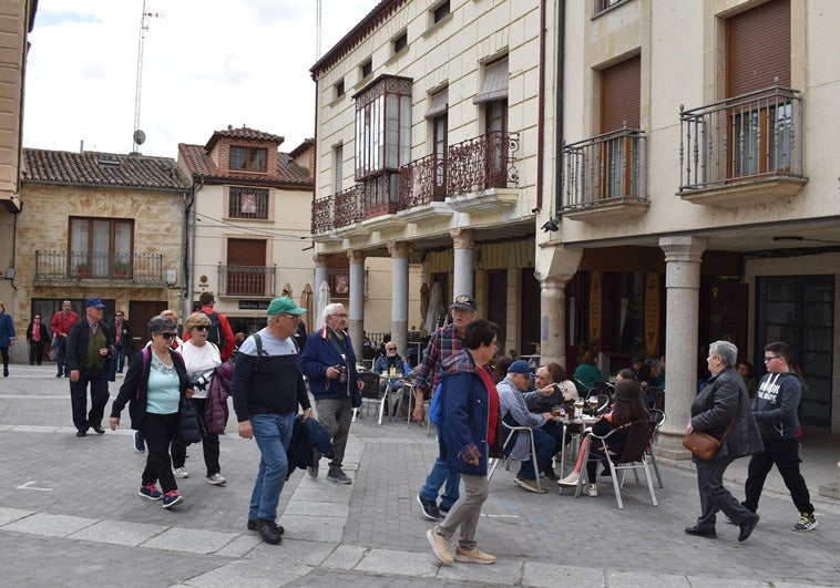 Turistas paseando por la plaza Mayor de Alba de Tormes y en las terrazas de los bares.