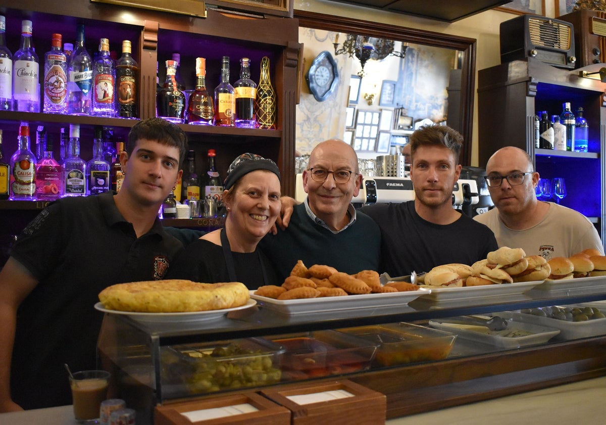 Imagen principal - A punto de rozar el lleno en los establecimientos hosteleros de Alba de Tormes gracias a Santa Teresa