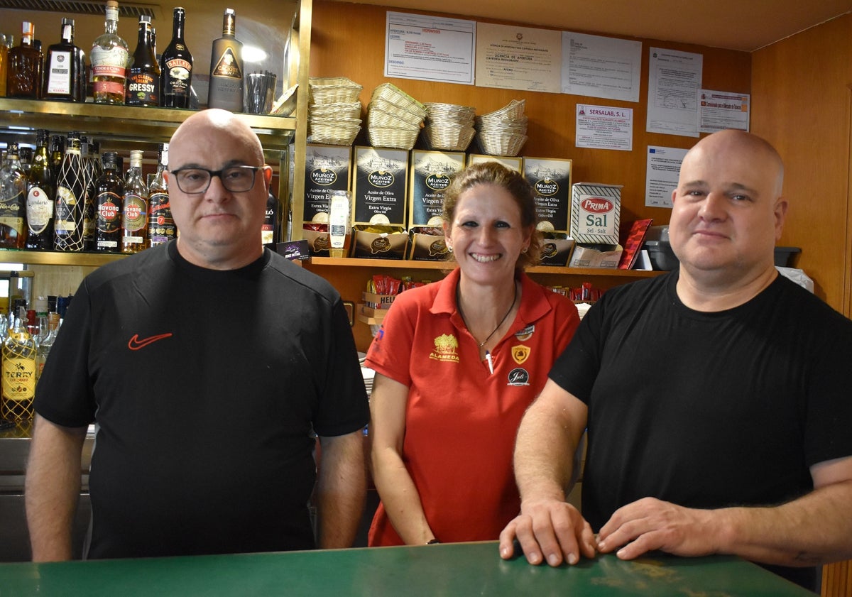 Imagen principal - A punto de rozar el lleno en los establecimientos hosteleros de Alba de Tormes gracias a Santa Teresa