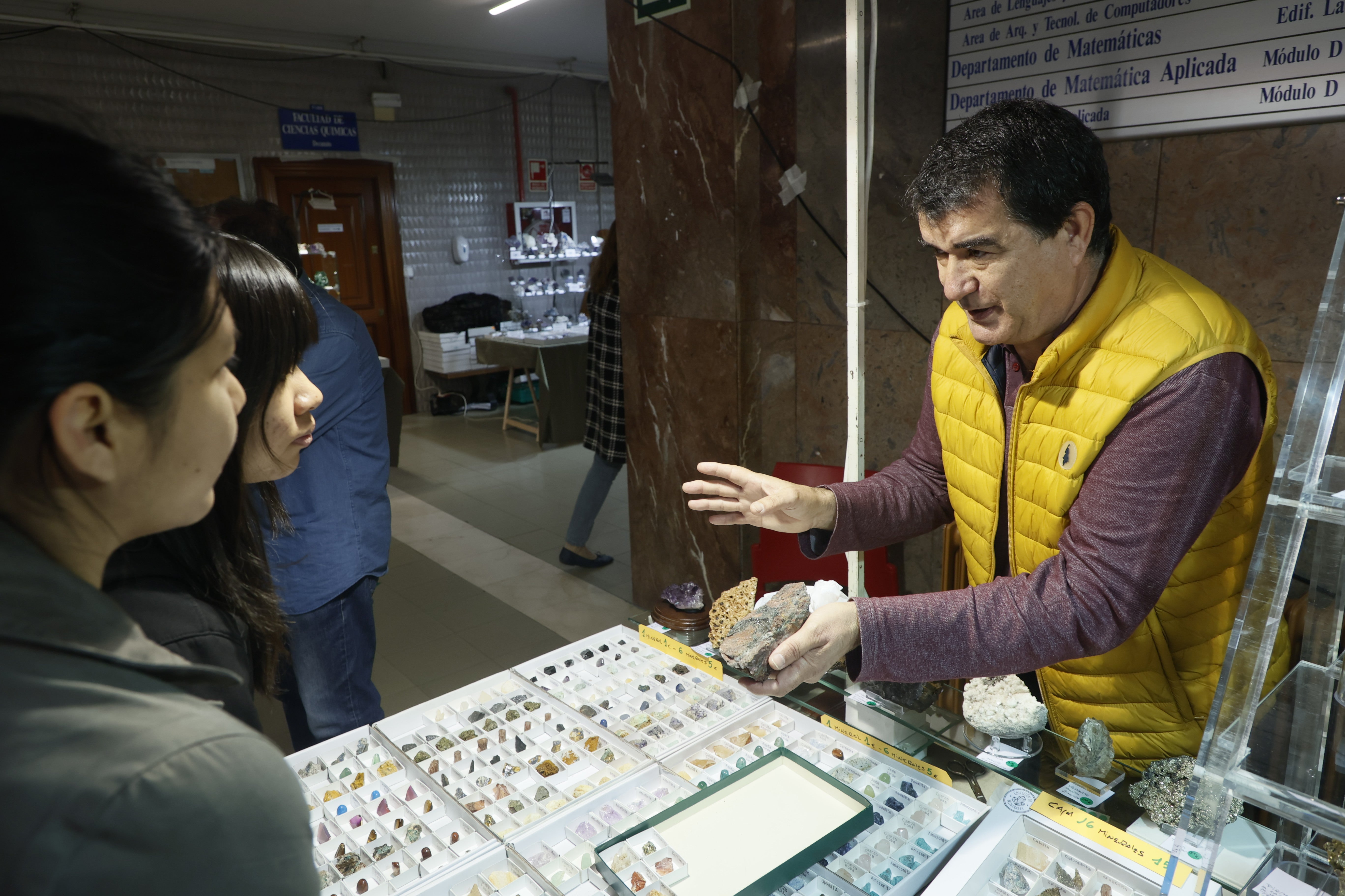 Feria de los Minerales de la USAL: &quot;Ahora miro el mundo con unos ojos muy distintos&quot;