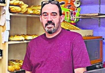 Amador Herrero en su quiosco de Comuneros.