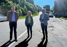 Rubén Martín, Purificación Pozo y Luis Francisco Martín, ayer en la calle Olivillas que será reparada.