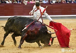 Cambio de mano de Fernando Adrián ante la inmensa embestida de Frenoso.